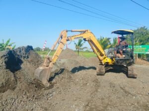 Masyarakat Desa Tamban Bangun Saksi Percepatan Peningkatan Jalan lewat TMMD Kodim 1005/Barito Kuala