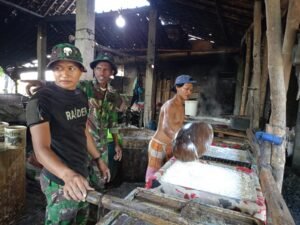 Pelaku Usaha Kecil sebagai Penerima Perhatian Satgas TMMD di Rumah Produksi Tahu Wiyoto, Parangjoro