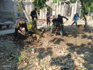 Warga Desa Parangjoro Jadi Penerima Manfaat Pembersihan Lingkungan oleh Satgas TMMD