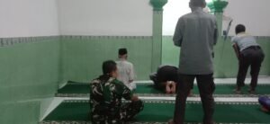 Prajurit dan Warga Gelar Sholat Subuh Berjamaah di Lokasi TMMD Kecamatan Grogol