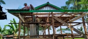 Ibu Rosnawati sebagai Penerima Pekerjaan Rehab RTLH pada Program TMMD Ke-129