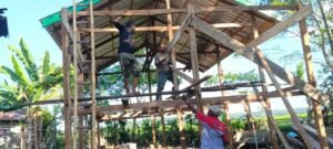 Penerima manfaat pemasangan atap TMMD Kodim 1407/Bone: Ibu Rosnawati di Mallusetasi