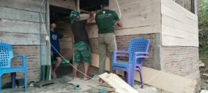 Pemasangan Dinding di Rumah Demmang Terselenggara oleh Satgas TMMD di Kecamatan Bontocani