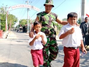 Dua Siswa SD Jadi Sasaran Interaksi Satgas TMMD pada Kegiatan TMMD di Sukoharjo