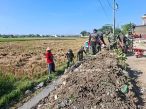 Pembangunan Infrastruktur Talud di Hamparan Persawahan Parangjoro oleh TMMD Kodim 0726/Sukoharjo