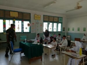 Pelajar MTsN 5 Panga Dalami Wawasan Kebangsaan Bersama Babinsa Koramil 05/Panga Kodim 0114/Aceh Jaya