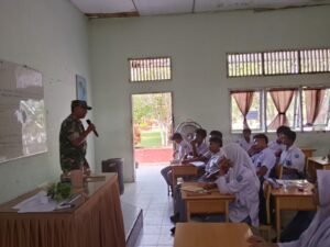 Babinsa Teunom Tanamkan Kecintaan kepada Negara dan Bangsa kepada Pelajar