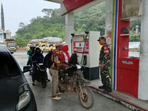 Babinsa Panga Pantau Keramaian SPBU Alue Piet, Jaga Situasi Tetap Kondusif