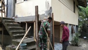 Gotong Royong TNI dan Warga Warnai Pembangunan Rumah Marjuki di Aceh Jaya