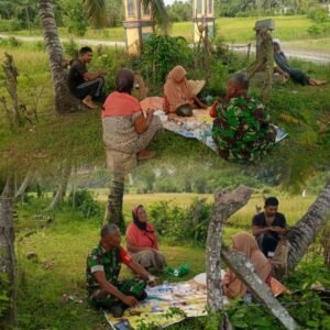 Usai Panen Padi, Babinsa Koramil 09/Samatiga Serap Aspirasi Petani di Aceh Barat