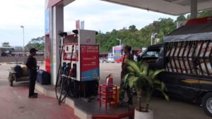 Pemantauan SPBU Lamno, Babinsa Jaya Awasi Ketertiban Distribusi BBM Bersubsidi di Aceh Jaya